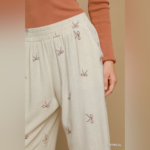 U20 Umgee Cream Wide-Leg Cropped Pants with Bow Pattern - Picture 4 of 5